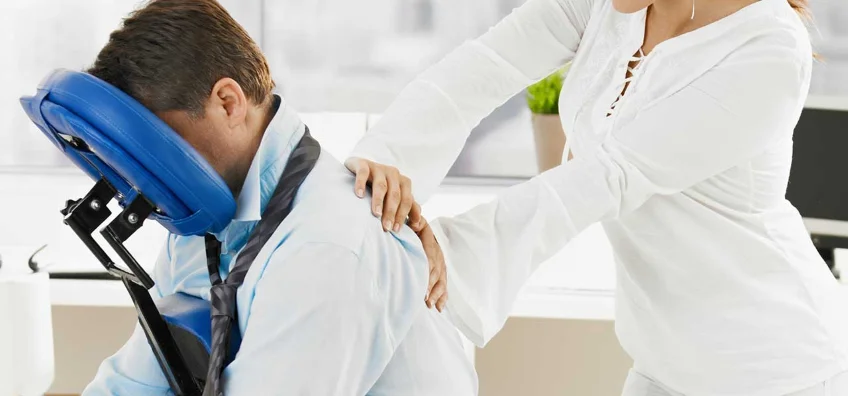 Stoelmassage – illustratie van de behandeling