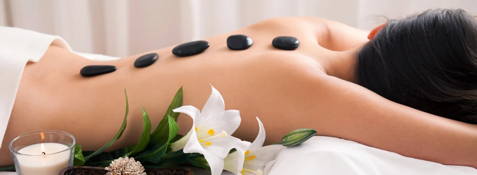 Rustgevend wellnessbeeld met warme massagestenen